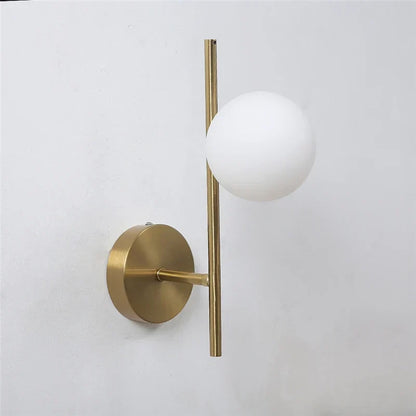 Lámpara de pared dorada con esfera de vidrio esmerilado