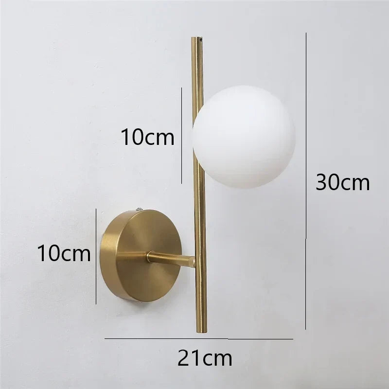 Lámpara de pared dorada con esfera de vidrio esmerilado