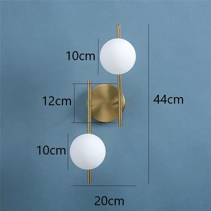 Lámpara de pared dorada con esfera de vidrio esmerilado