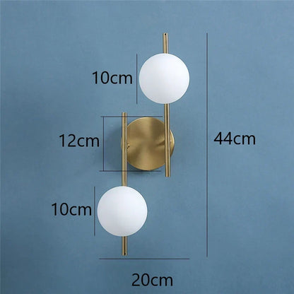 Lámpara de pared dorada con esfera de vidrio esmerilado