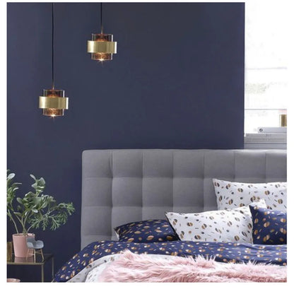 Lampada a sospensione in vetro fumé con dettaglio in metallo color ottone