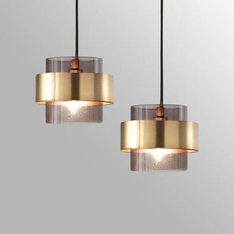Lampada a sospensione in vetro fumé con dettaglio in metallo color ottone