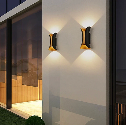 Lampada da parete LED nera e dorata con luce verso l'alto e verso il basso